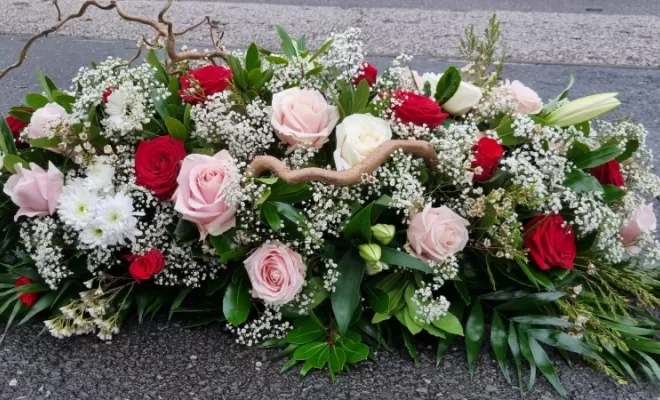 dessus de cercueil de roses pour obsèques 